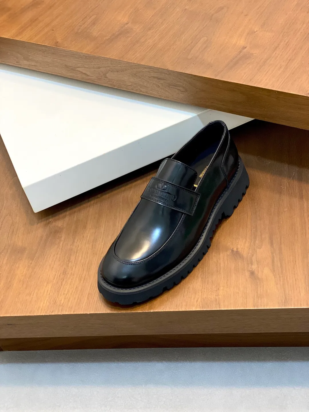 Men's shoes 💰740 VALENTINO Valentino's new men's fashionable casual leather shoes. These leather shoes are made of imported cowhide leather uppers, dyed calfskin lining and calfskin insoles. The upper foot is soft, comfortable and breathable. Comes with complete packaging in the original box! Visible details and quality. Size: 39-44 (customized at 38.45.46)
